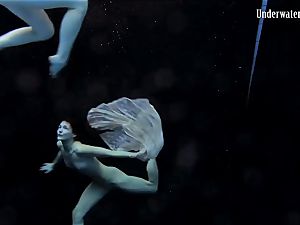 2 femmes swim and get nude super-sexy