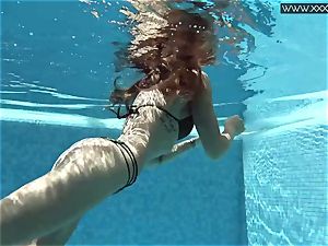 Tiffany Tatum peels off bare underwater
